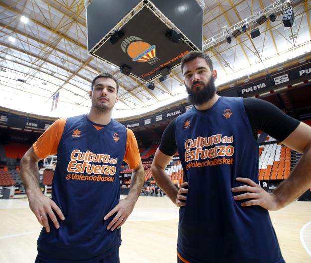 Alberto Abalde y Bojan Dubljevic, ayer antes del entrenamiento en la Fonteta. / juan j. monzó