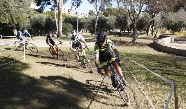 Cuatro ciclistas en la prueba celebrada ayer en el cauce del Turia. / juan j. monzó