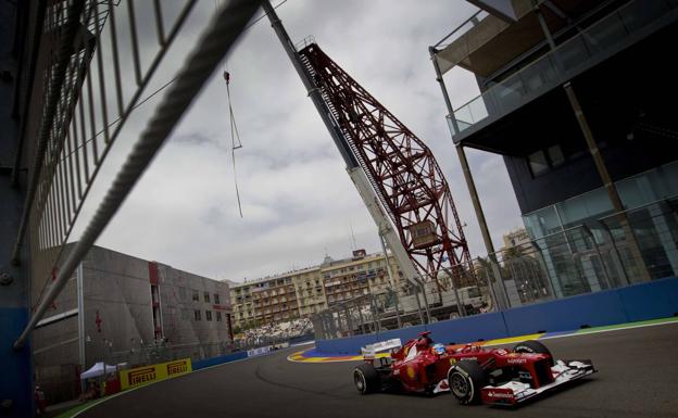 El Ferrari de Fernando Alonso, en una carrera en Valencia./D. Torres