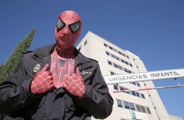 Eduardo Rodríguez, disfrazado de Spiderman, durante la visita a un hospital. / salvador salas