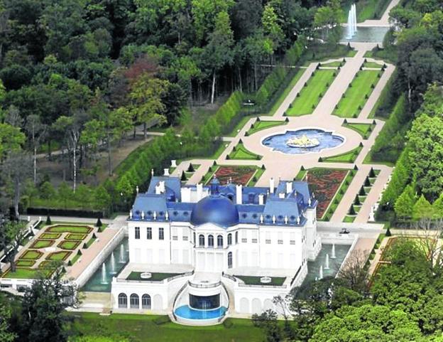 El príncipe saudí Mohamed bin Salman (arriba) pagó 275 millones de euros por el flamante 'chateau'.
/R. C.