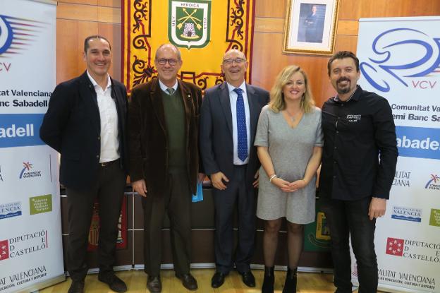 Los ediles junto a los organizadors de la prueba. / LP