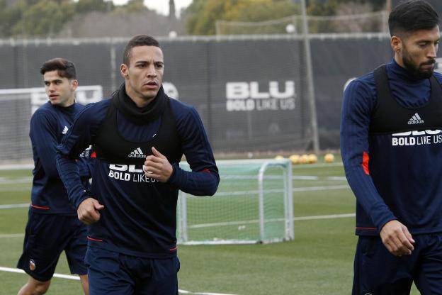 Rodrigo, ayer en el entrenamiento en Paterna. / irene marsilla