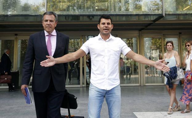 Javier Santos al presentar la demanda de paternidad contra Julio Iglesias en la Ciutat de la Justícia./Irene Marsilla