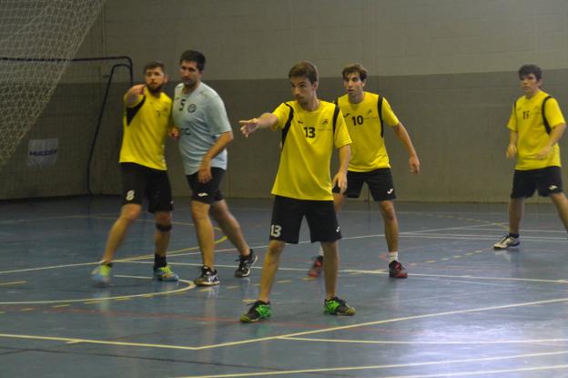 Una de las defensas del Garbí Dénia durante un partido. / J. Zamora