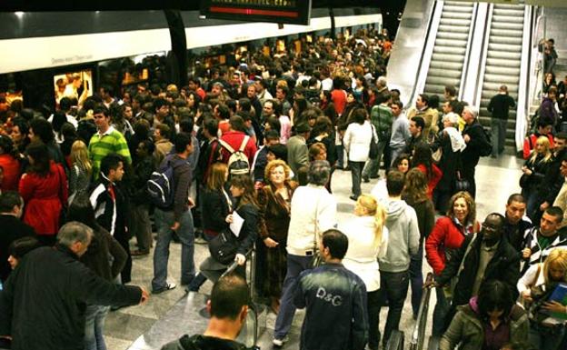 La estación de Xàtiva de Metrovalencia, repleta de viajeros, un día de huelga./LP