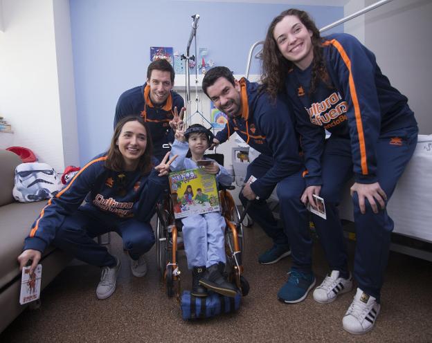 Sáez, Van Rossom, Martínez y Cotano visitan a Leo. / m. A. polo