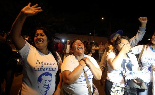 Manifestantes celebran el indulto de Fujimori./Reuters