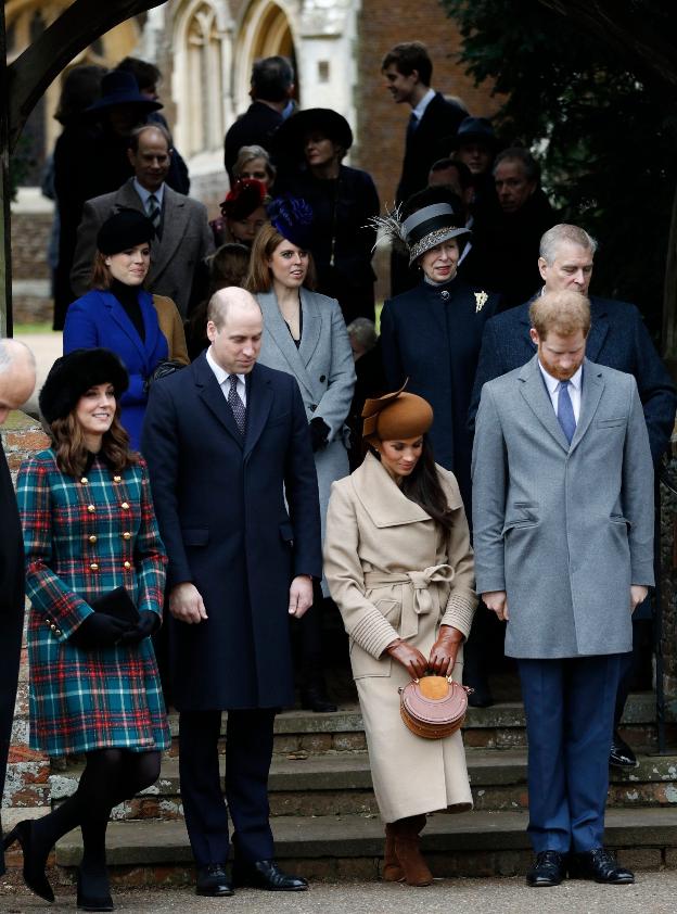 La actriz Meghan Markle con su prometido, el príncipe Enrique, y los duques de Cambridge. / ADRIAN DENNIS