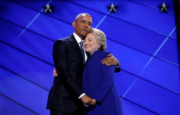 Gesto cariñoso entre Barack y Hillary en la última campaña. / REUTERS