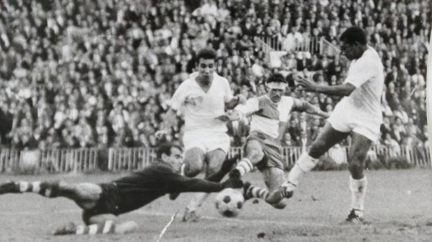 Waldo (a su lado está Ansola) chuta e intenta la parada el valenciano Pepe Martínez. / Bernat Navarro