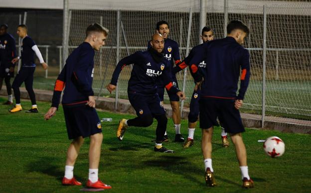 Zaza trata de tocar el balón en uno de los rondos que hicieron ayer los valencianistas. / jesús signes