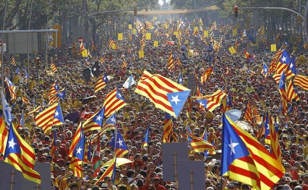 Multitudinaria concentración a favor de la independencia de Cataluña en la Gran Via de Barcelona durante la celebración de la Diada. /Afp