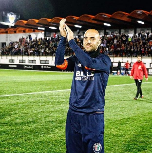 Simone Zaza da las gracias a los aficionados que llenaron ayer las gradas del estadio Antonio Puchades de la Ciudad Deportiva de Paterna. / vcf/lázaro de la peña