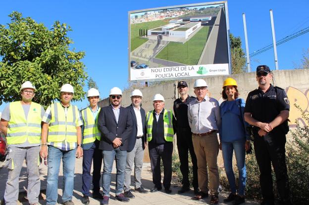 Reciente visita al que será nuevo espacio para la Policía Local de Alzira. / lp