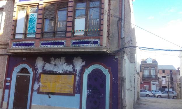 Casa tabicada en la calle Padre Luis Navarro 170, tras sufrir un incendio. / LP