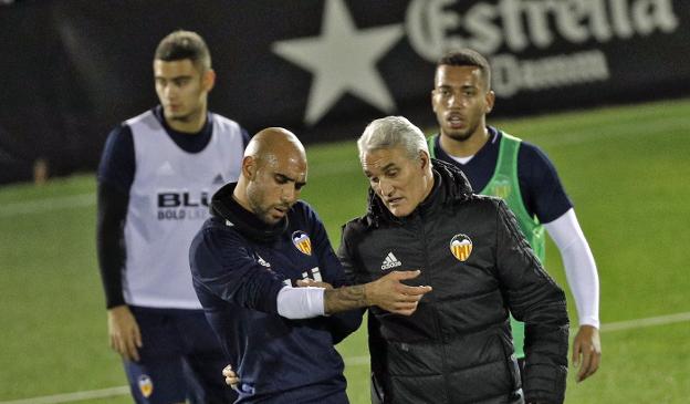 Simone Zaza y Rubén Uría, conversando durante un entrenamiento. / EFE/Manuel Bruque