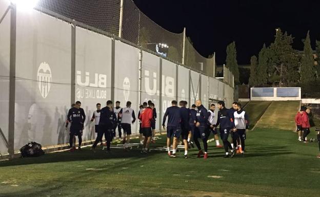Los jugadores del Valencia durante el entrenamiento de esta tarde en Paterna./LP