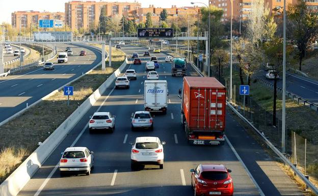 Vista del tráfico en la salida de Madrid por la carretera de Valencia A-3./EFE