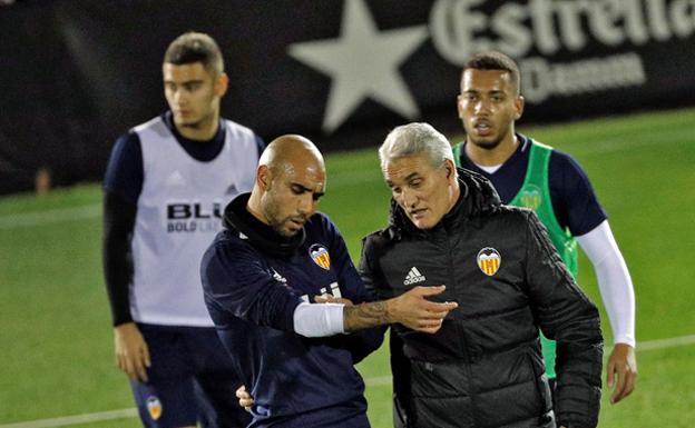 Uría charla con Zaza, en un entrenamiento de la semana pasada./Efe