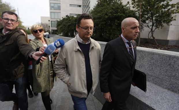 El empresario Tauroni (en el centro), tras su última declaración en el caso Cooperación./Jesús Signes