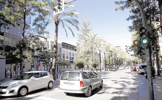 Semáforo en una carretera de Catarroja./J.J. Monzó