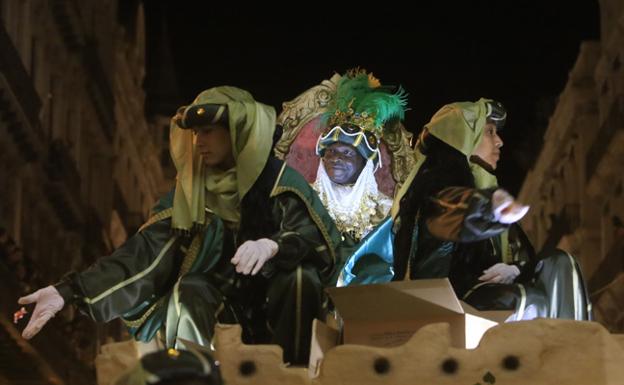 El rey Baltasar, en su carroza, durante la cabalgata de los Reyes Magos en Valencia. /M. Molines
