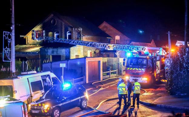 Dotaciones de bomberos en el lugar del incendio./Afp