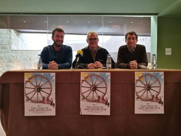 El alcalde de Benissa, Abel Cardona, junto a los ediles Domènec Miralles y Manuel Juan Giner. / LP