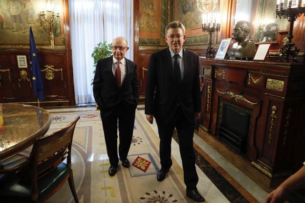 El ministro Montoro junto al presidente Puig. / efe