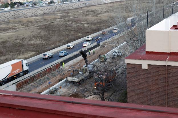 Vista de las máquinas y los trabajadores, desde una de las viviendas afectadas. / lp