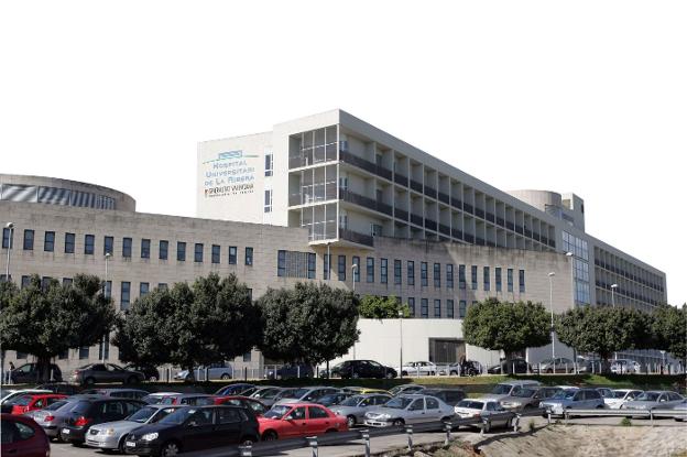 Más personal para reforzar la plantilla de Enfermería del Hospital de Alzira por la gripe. / lp