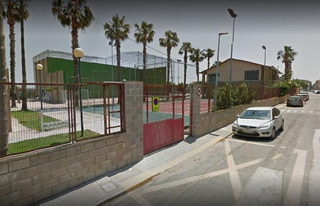 El polideportivo afectado por la desaparición del aparcamiento. / lp