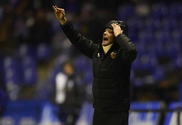Marcelino, todavía con collarín, dando instrucciones a sus futbolistas en Riazor. / AFP PHOTO / MIGUEL RIOPA