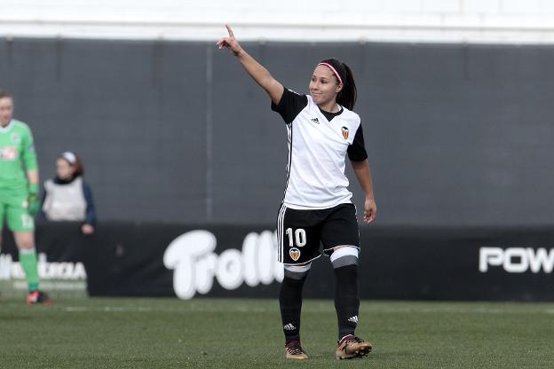 Mari Paz celebra uno de sus goles. / JUAN CATALÁN