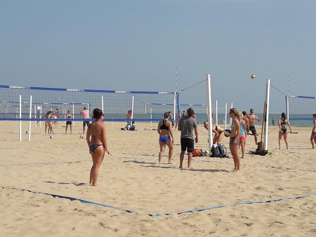 Entrenamientos de voley que se celebran en la playa de Gandia fuera de la temporada estival. / r. e.
