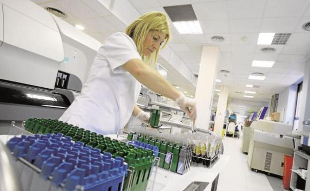 Una enfermera mientras trabaja en un hospital valenciano./LP