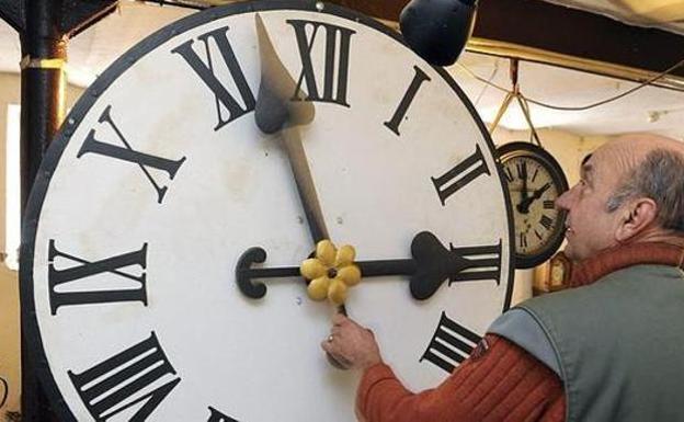 El cambio de hora al horario de verano se produce el último fin de semana entero de marzo. /LP