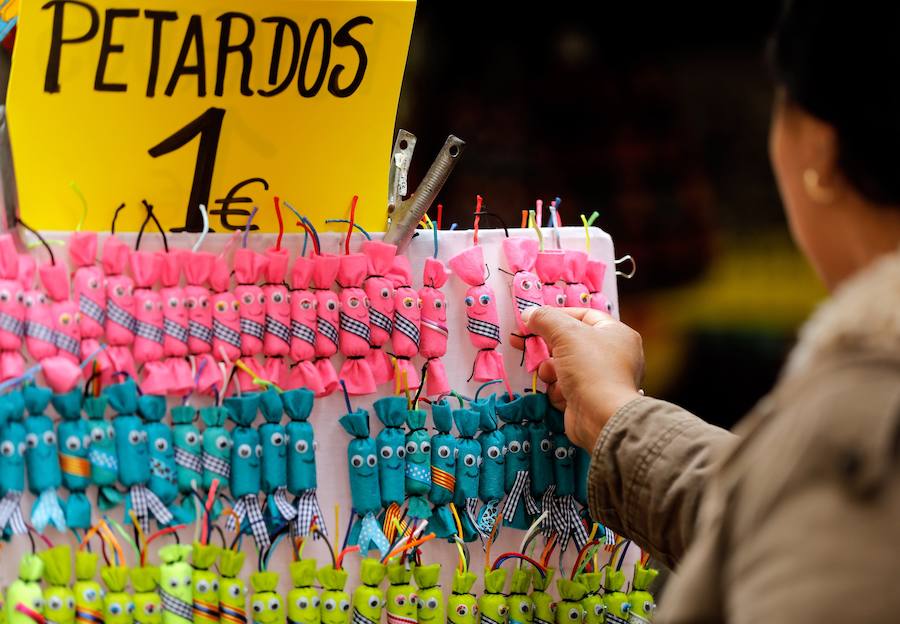 Los petardos deben mantenerse en el envase hasta su uso y no llevarlos sueltos en la mano. /EFE