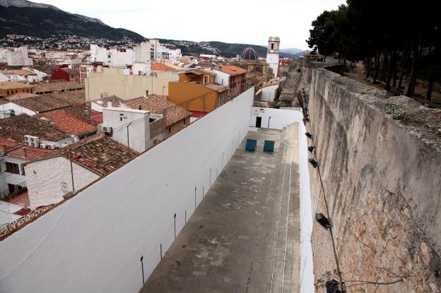 El trinquet Vista Alegre, en pleno centro de Dénia y pegado la muralla del castillo. / Tino Calvo