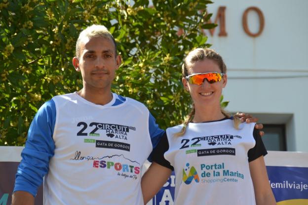 Youssef Ahatach y Cristina Roselló en el podio tras ganar la carrera de Gata de Gorgos. / J. Z.