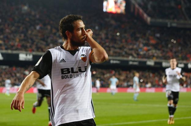 Parejo celebra su gol de penalti en la victoria del Valencia ante el Celta. / jesús signes