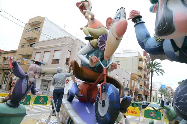Paiporta. El artista fallero retoca los ninots de la falla Mestre Serrano de Paiporta. / lp