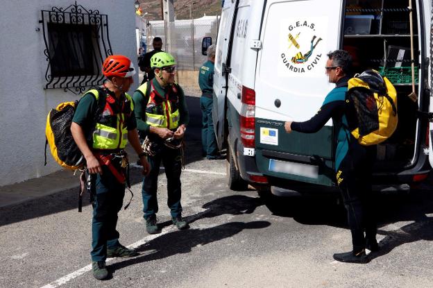 Miembros del equipo de rescate durante la búsqueda de Gabriel./EFE