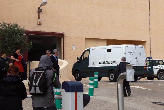 Ana Julia Quezada es trasladada ayer en un furgón de la Guardia Civil a la prisión almeriense de El Acebuche. / PEPE TORRES / efe