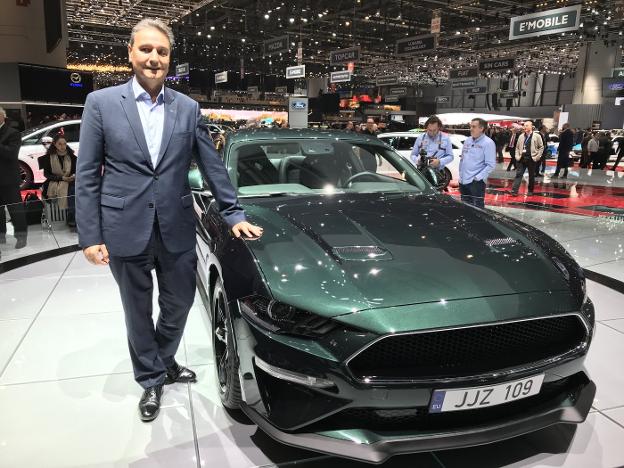 Jesús Alonso posa con el renovado Ford Mustang en versión 'Bullit', que se pone a la venta en Europa./