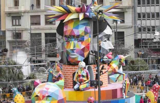El proyecto de Latorre y Sanz en colaboración con el diseñador Okuda, en la plaza del Ayuntamiento. / damián torres