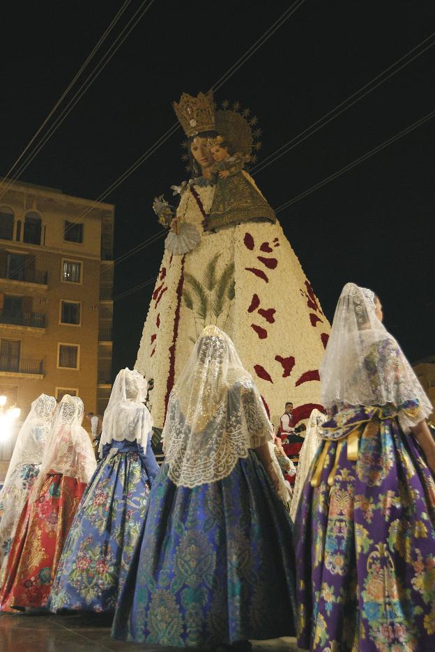 Varias falleras en la Ofrenda de Flores del año pasado. / manuel molines