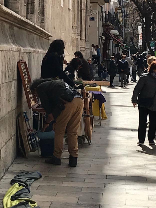 Los vendedores, ayer, en la Lonja. / lp