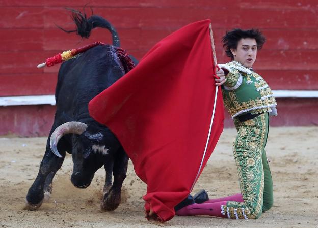 El peruano Roca Rey, ayer, en la plaza de Valencia. / txema rodríguez